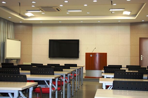 15中學隔音墻建成后，記者親自到現(xiàn)場體驗隔音效果